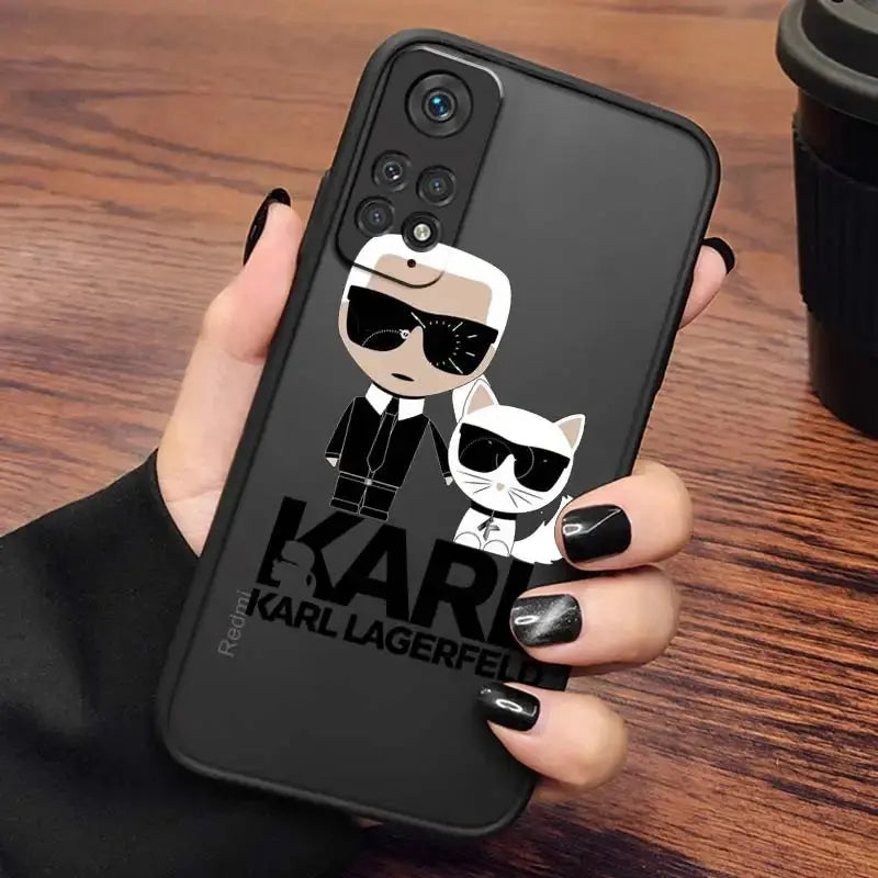 Funda de Teléfono Translúcida Esmerilada para Redmi Note - Diseño de Moda Karl - Compatible con Note 12, 12S, 12T, 11, 11T, 11E, 10, 10S, 9, 8, 7 Pro Plus, 5G - La zona Apple
