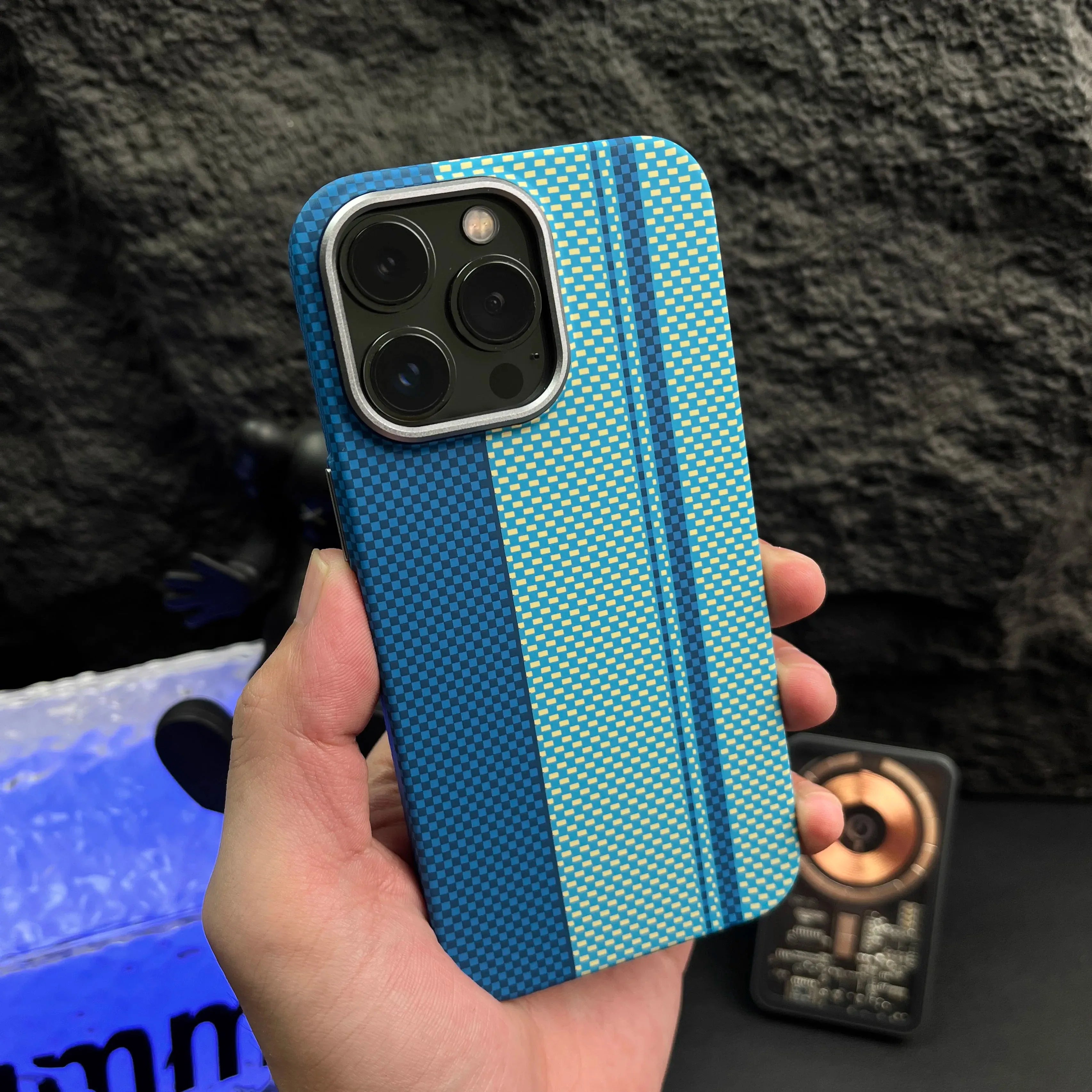 Funda de Fibra de Carbono con Textura Trenzada para iPhone - Carcasa de Alta Gama para iPhone 15 Pro Max, 14, 13, 12 Pro Max, 15 Plus - La zona Apple